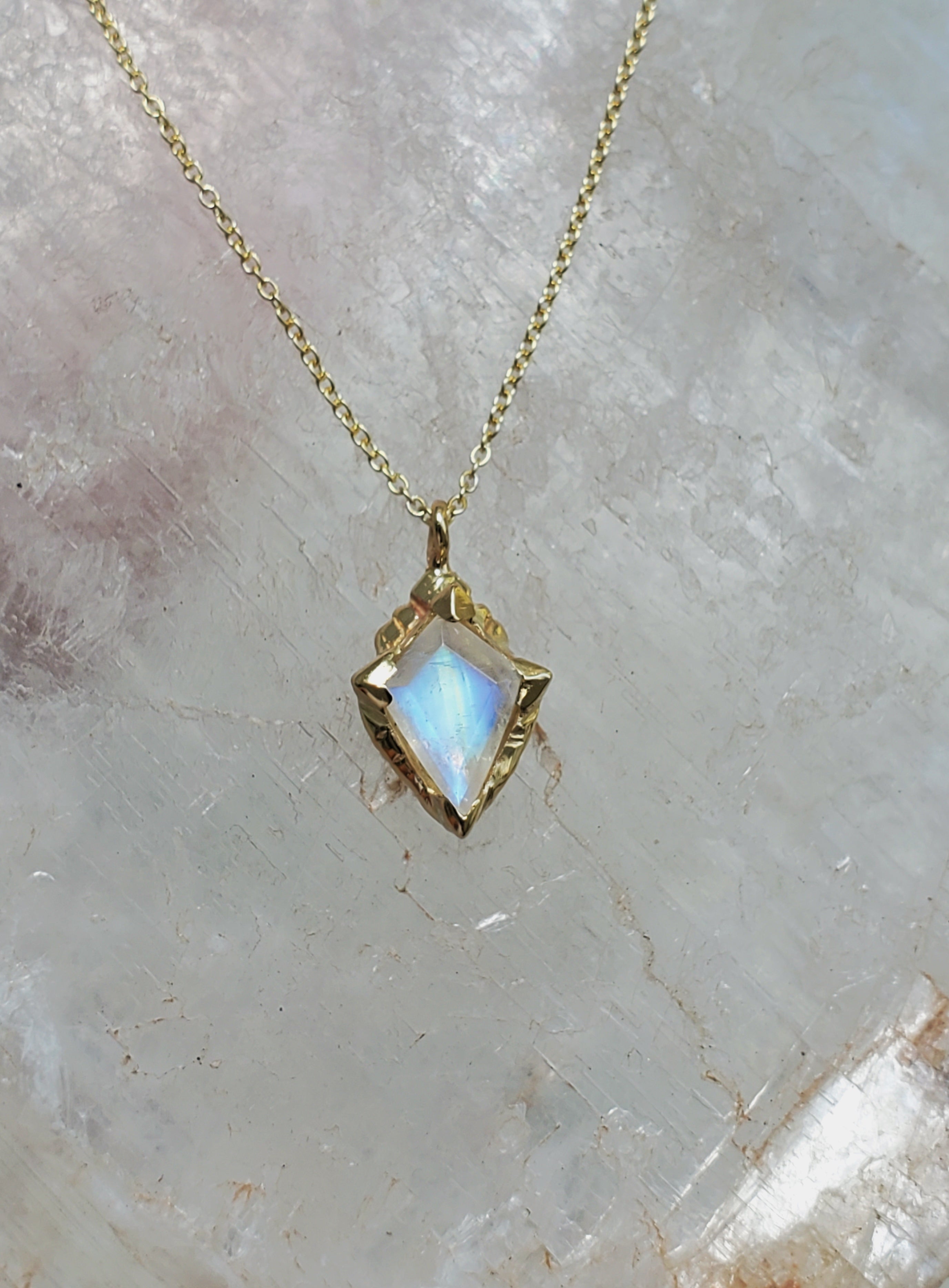 ネックレス・ペンダント Monday Edition _ Moonlit Heartstrings Wire Necklace Holy Spirit Moonstone Necklace - (Limited Edition