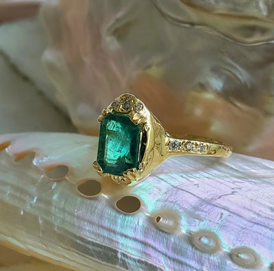 Enchanted Emerald Pillar of Light Ring