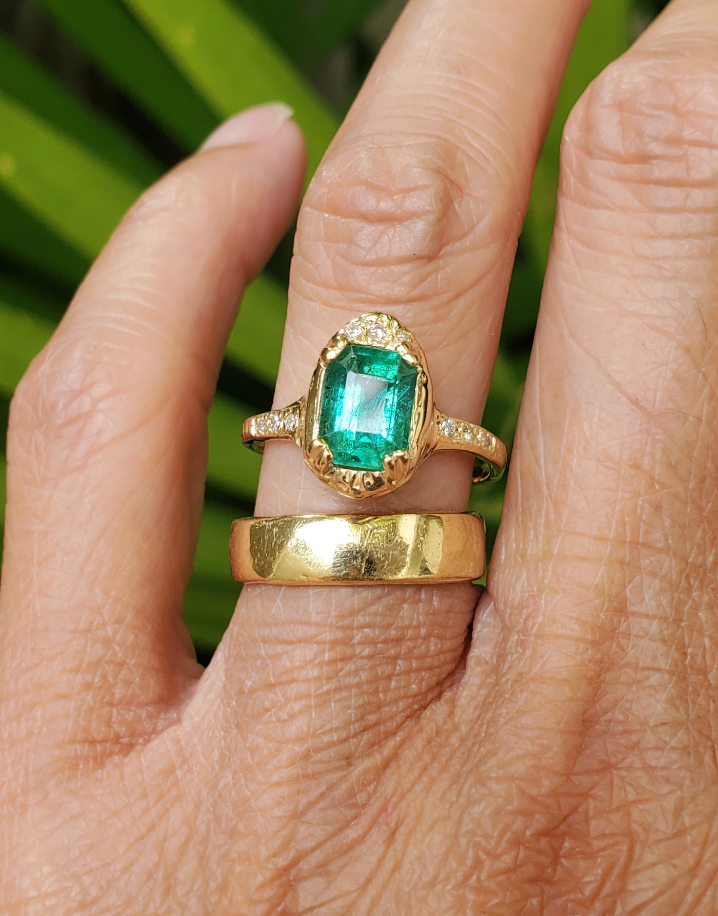 Enchanted Emerald Pillar of Light Ring